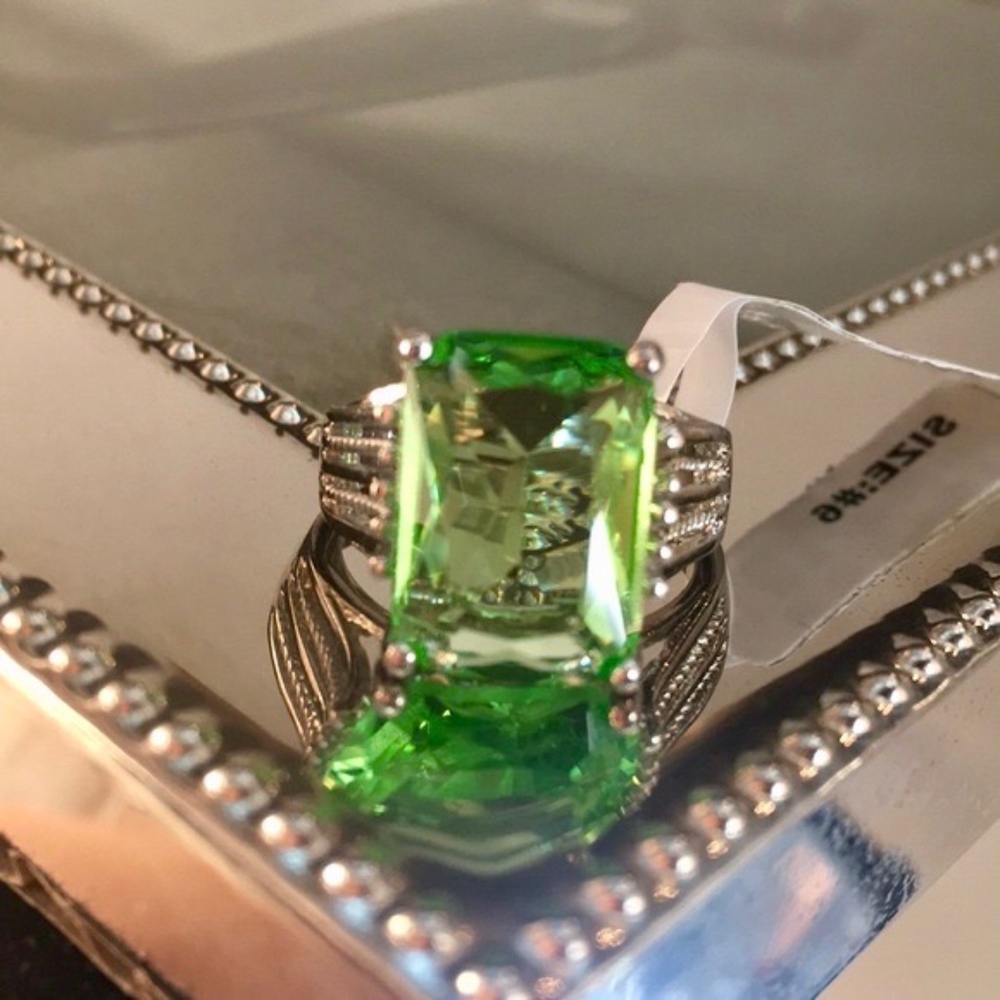 Beautiful Peridot Gemstone  Ring In Silvertone - Picture 2 of 5